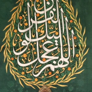 کتیبه نیمه شعبان مخمل با شعار اللهم عجل لولیک الفرج السلام علیک یا صاحب الزمان زمینه سبز عمودی تک عددی