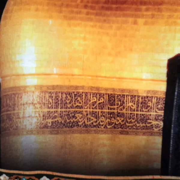 کتیبه مخمل تصویری گنبد حرم امام رضا با متن باز هم زائرتان نیستم از دور سلام