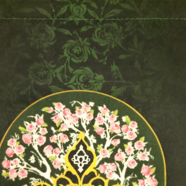 کتیبه مخمل با شعار جعفر بن محمد الصادق زمینه سبز گلدار