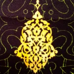 کتیبه مخمل با شعار یا باقر العلوم زمینه سبز متن سفید عمودی تک عددی