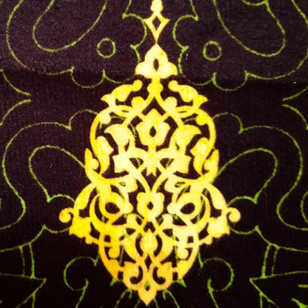 کتیبه مخمل با شعار یا باقر العلوم زمینه سبز متن سفید عمودی تک عددی