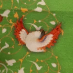 کتیبه غدیر پاناما با شعار یا امیرالمومنین زمینه سبز طرح گل و کبوتر