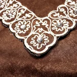 جانماز مخمل دوتیکه نگین دار سایز بزرگ رنگ قهوه ای 36*36 کد 0346