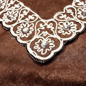 جانماز مخمل دوتیکه نگین دار سایز بزرگ رنگ قهوه ای 36*36 کد 0346