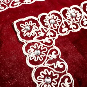 جانماز مخمل دوتیکه نگین دار سایز بزرگ رنگ زرشکی 36*36 کد 0351